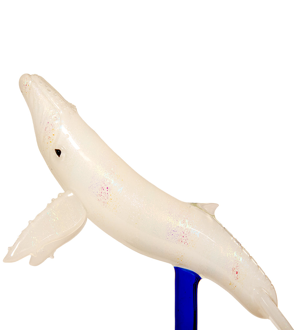 Escultura de vidrio "Dos tiburones martillo y coral" de Luke Olsen
