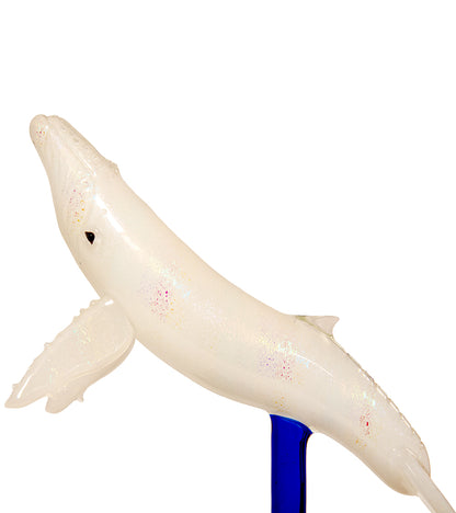 Escultura de vidrio "Dos tiburones martillo y coral" de Luke Olsen