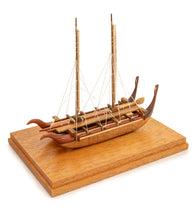 Canoa Koa de 6” de largo, «Canoa Marquesan de doble casco con velas pintadas», de Francis Pimmel