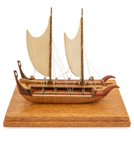 Canoa Koa de 6” de largo, «Canoa Marquesan de doble casco con velas pintadas», de Francis Pimmel