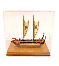 Canoa Koa de 6” de largo, «Canoa Marquesan de doble casco con velas pintadas», de Francis Pimmel