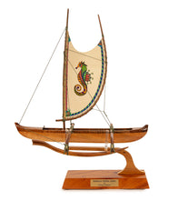 Canoa Koa de 30 cm "Pesca hawaiana" con vela pintada a mano por Francis Pimmel