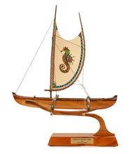 Canoa Koa de 30 cm "Pesca hawaiana" con vela pintada a mano por Francis Pimmel
