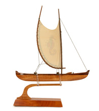 Canoa Koa de 30 cm "Pesca hawaiana" con vela pintada a mano por Francis Pimmel