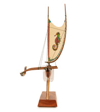 Canoa Koa de 30 cm "Pesca hawaiana" con vela pintada a mano por Francis Pimmel