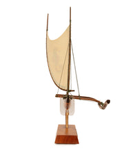 Canoa Koa de 30 cm "Pesca hawaiana" con vela pintada a mano por Francis Pimmel