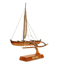 Canoa Koa de 30 cm "Pesca hawaiana" con vela pintada a mano por Francis Pimmel