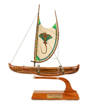 Canoa Koa de 30 cm "Pesca hawaiana" con vela pintada a mano por Francis Pimmel