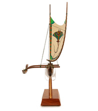 Canoa Koa de 30 cm "Pesca hawaiana" con vela pintada a mano por Francis Pimmel