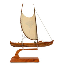 Canoa Koa de 30 cm "Pesca hawaiana" con vela pintada a mano por Francis Pimmel