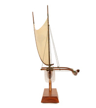 Canoa Koa de 30 cm "Pesca hawaiana" con vela pintada a mano por Francis Pimmel