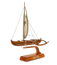 Canoa Koa de 30 cm "Pesca hawaiana" con vela pintada a mano por Francis Pimmel