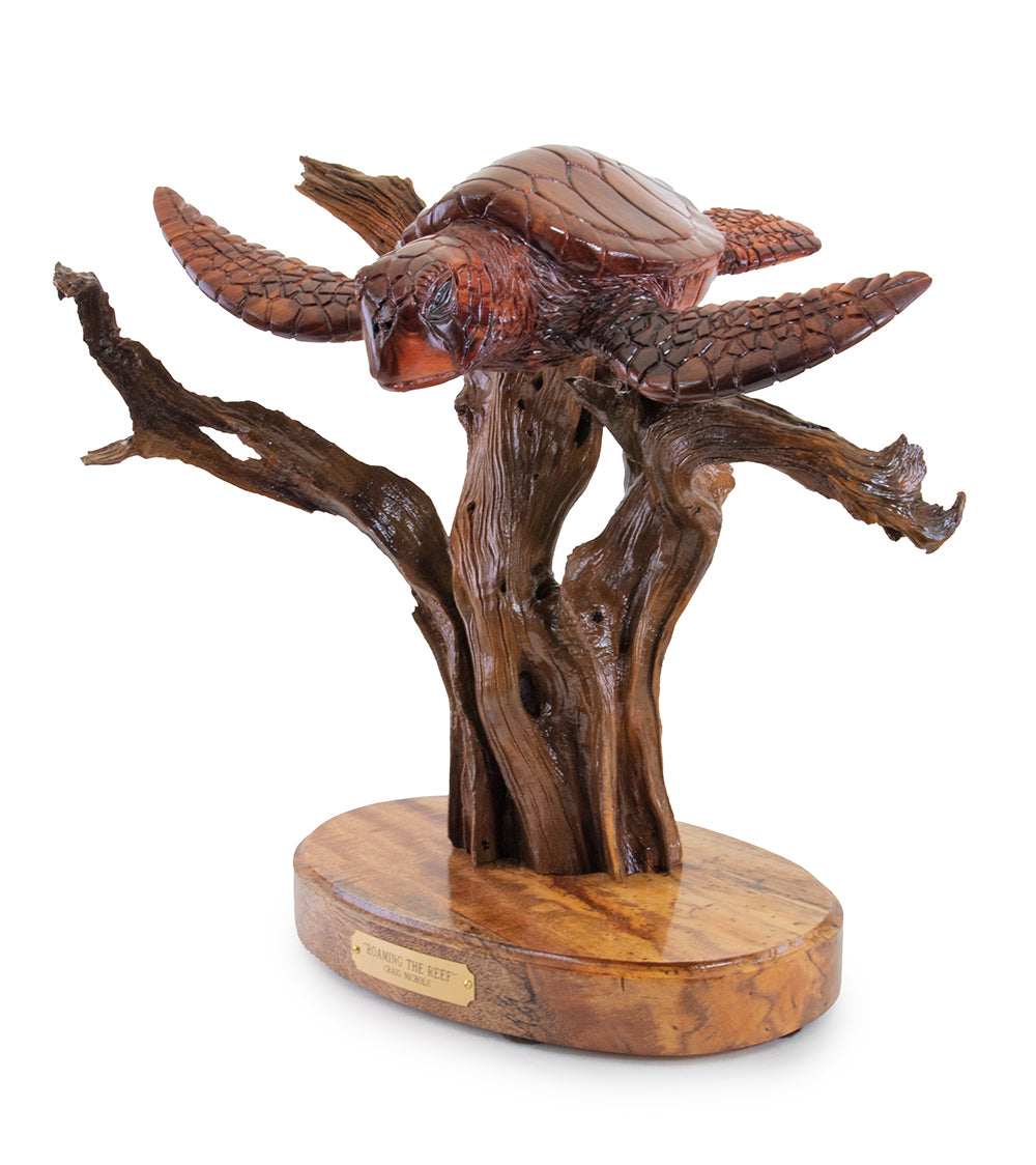 Escultura de madera de koa "Vagando por el arrecife" de Craig Nichols