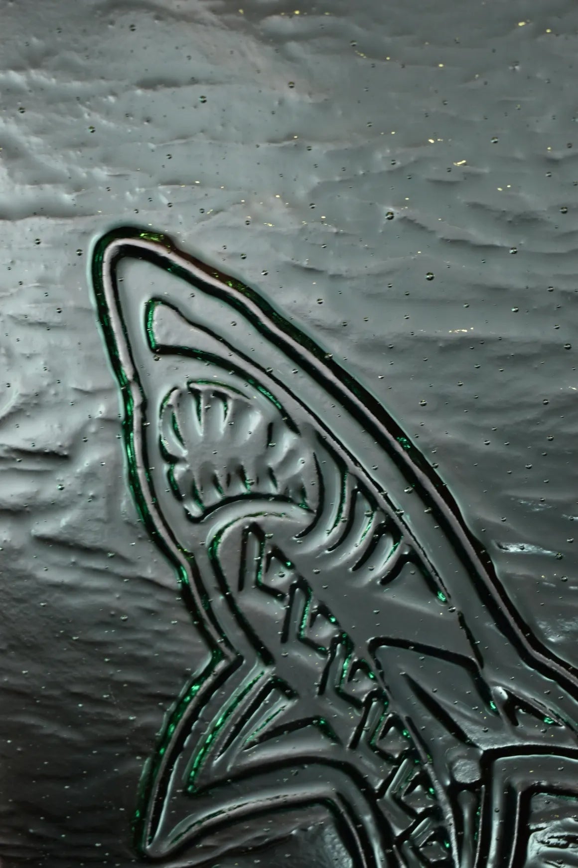 ロジャー・ポーリー作「ガラスのタトゥーアート『マノー（サメ）』」