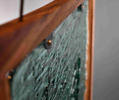 ロジャー・ポーリー作「ガラスのタトゥーアート『マノー（サメ）』」