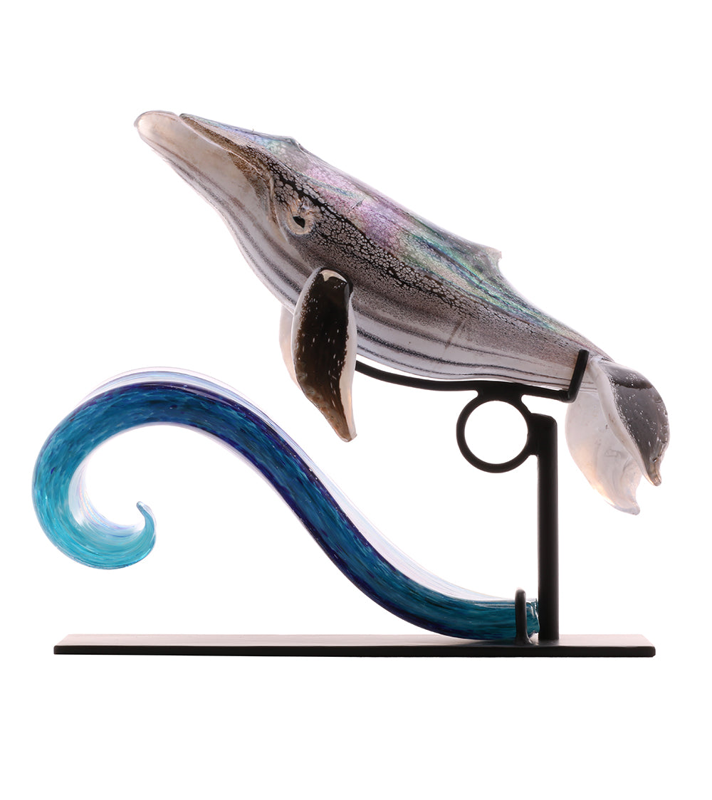 Escultura de vidrio "Ballena sobre la ola" de Ben Silver