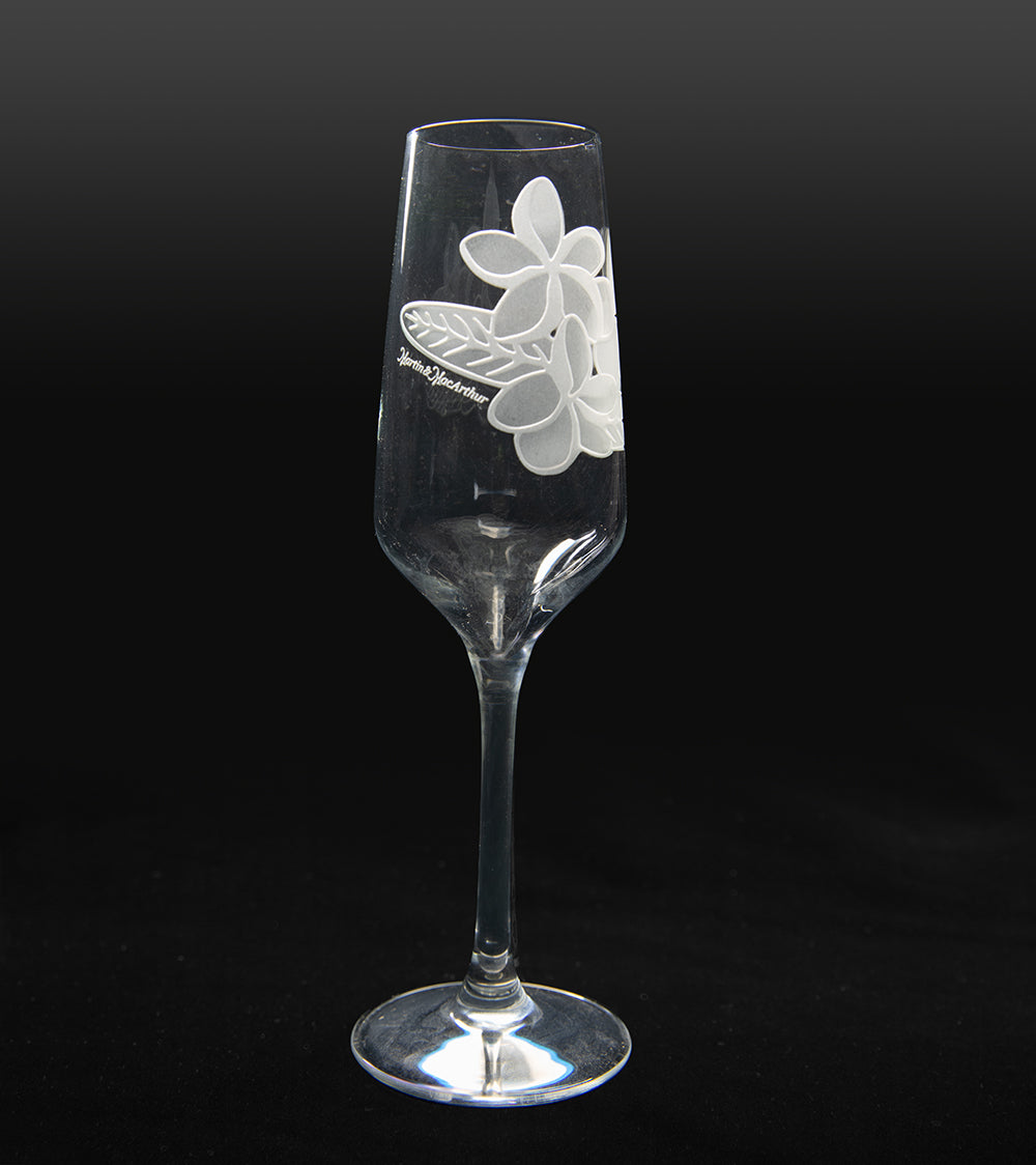 Plumeria color champán grabada en arena. Juego de 2