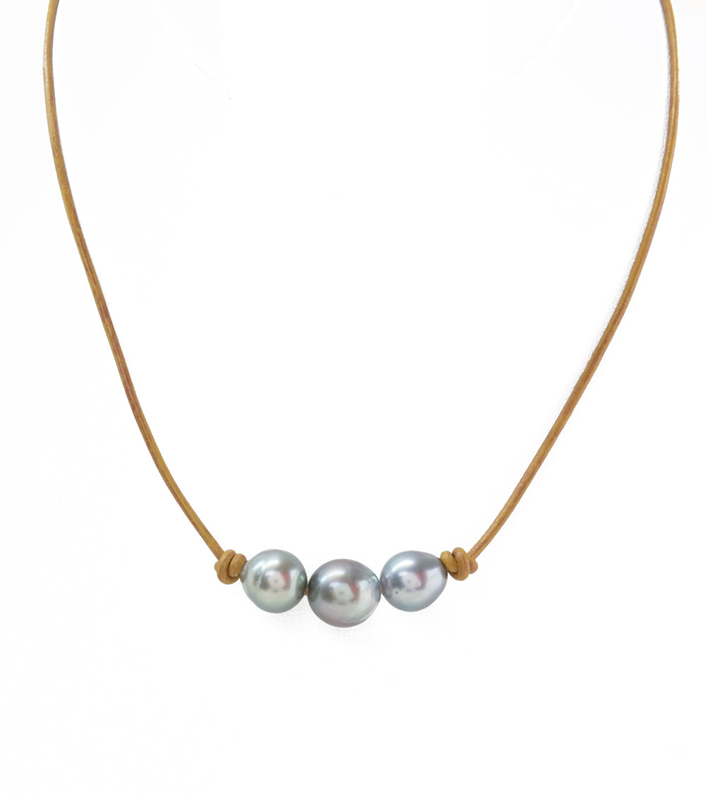 Gargantilla sencilla de cuero color canela con cuatro perlas de Tahití