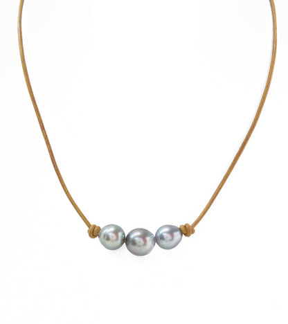 Gargantilla sencilla de cuero color canela con cuatro perlas de Tahití