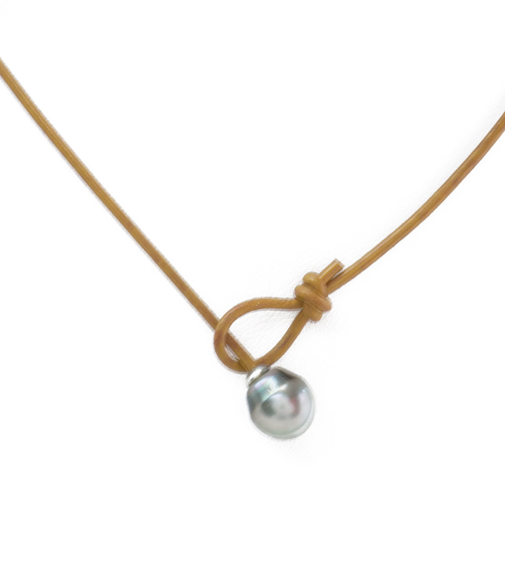 Gargantilla sencilla de cuero color canela con cuatro perlas de Tahití
