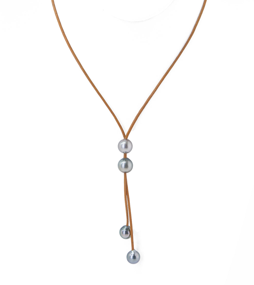 Collar de cuero color canela con cinco perlas de Tahití en forma de "Y"