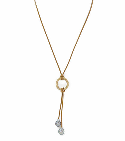 Collar de cuero con dos perlas de Tahití y detalle de coral