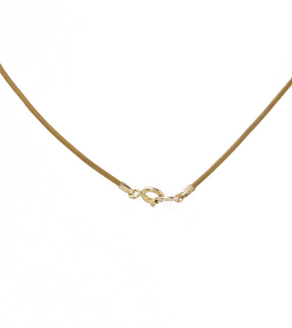 Collar de cuero con dos perlas de Tahití y detalle de coral