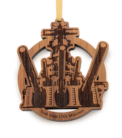 Adorno de teca del USS Missouri, armas grandes